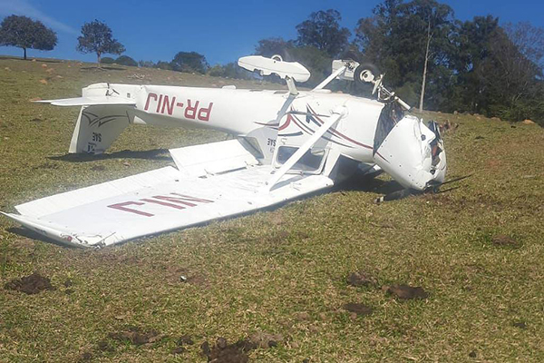 Avião de cabeça para baixo após pouso de emergência em descampado na região de Jundiaí (SP) Avião de cabeça para baixo após pouso de emergência em descampado na região de Jundiaí (SP)