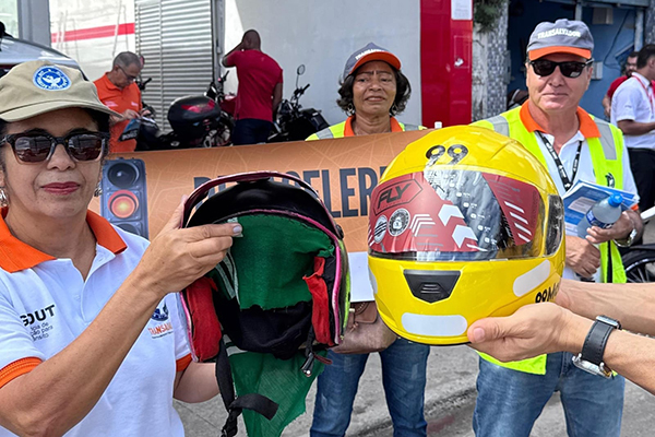 Dez motociclistas puderam trocar os capacetes em mau estado de conservação e fora dos padrões regulamentares por novos e conforme a legislação Dez motociclistas puderam trocar os capacetes em mau estado de conservação e fora dos padrões regulamentares por novos e conforme a legislação