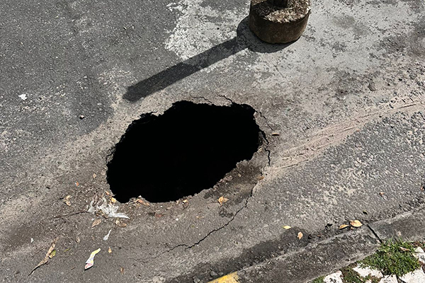 Buraco se expande no asfalto na rua Comendador Horácio Urpia Jr, na Graça Buraco se expande no asfalto na rua Comendador Horácio Urpia Jr, na Graça