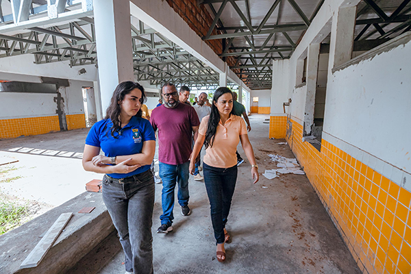 A prefeita de Lauro de Freitas, Débora Regis (União Brasil), visitou as obras inacabadas da creche A prefeita de Lauro de Freitas, Débora Regis (União Brasil), visitou as obras inacabadas da creche
