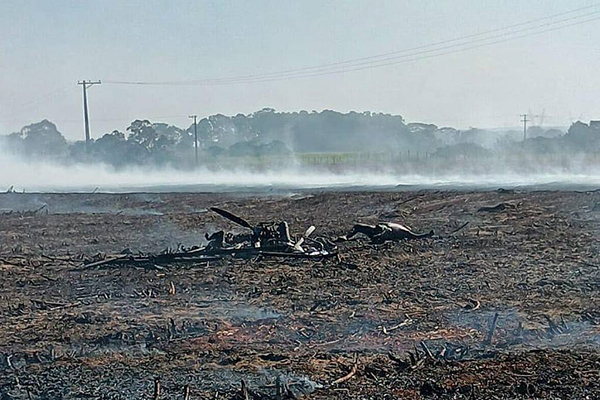 Destroços de ultraleve em canavial na zona rural de Bariri (SP) Destroços de ultraleve em canavial na zona rural de Bariri (SP)