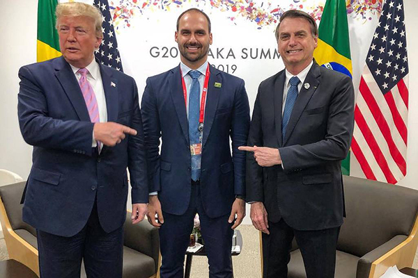 O deputado Eduardo Bolsonaro, entre o presidente Donald Trump (esq.) e o ex-presidente Jair Bolsonaro O deputado Eduardo Bolsonaro, entre o presidente Donald Trump (esq.) e o ex-presidente Jair Bolsonaro