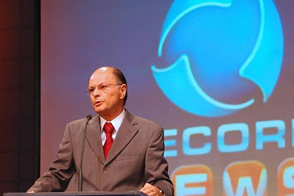 O bispo Edir Macedo, dono da Record e do banco Digimais O bispo Edir Macedo, dono da Record e do banco Digimais