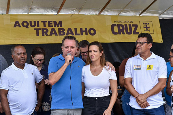 O prefeito de Cruz das Almas, Ednaldo Ribeiro, com a deputada federal Roberta Roma
