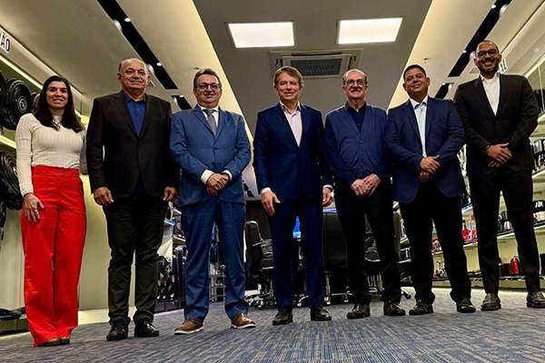 O prefeito de Cruz das Almas, Ednaldo Ribeiro e o presidente da Câmara de Vereadores, Euricles Neto, com dirigentes da Mondial O prefeito de Cruz das Almas, Ednaldo Ribeiro e o presidente da Câmara de Vereadores, Euricles Neto, com dirigentes da Mondial