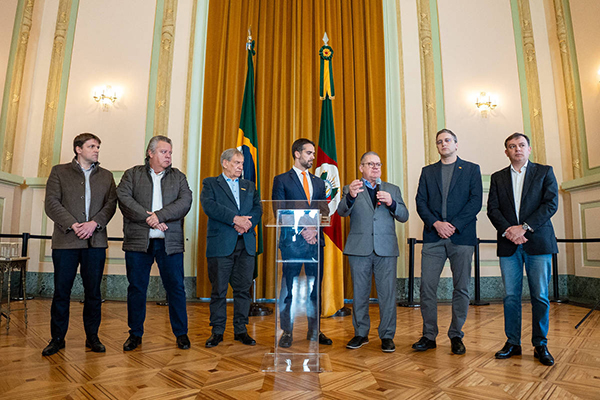 Eduardo Leite (centro) e Ranolfo Vieira Júnior (ao microfone) apresentaram programa de crédito estadual nesta sexta-feira (25) Eduardo Leite (centro) e Ranolfo Vieira Júnior (ao microfone) apresentaram programa de crédito estadual nesta sexta-feira (25)