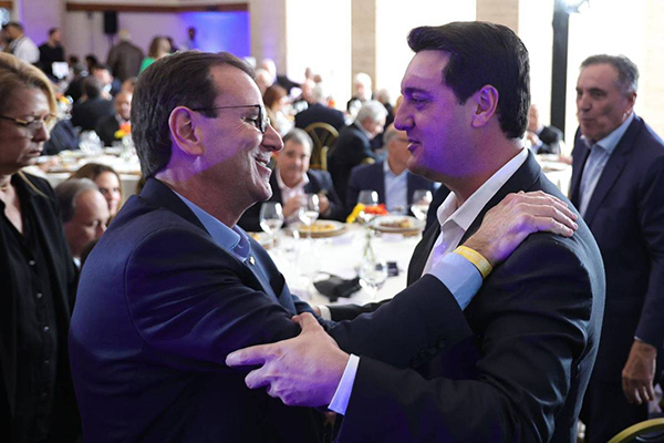 O prefeito do Rio de Janeiro, Eduardo Paes (à dir.), cumprimenta o governador do Paraná, Ratinho Jr., durante almoço na Associação Comercial do RJ O prefeito do Rio de Janeiro, Eduardo Paes (à dir.), cumprimenta o governador do Paraná, Ratinho Jr., durante almoço na Associação Comercial do RJ