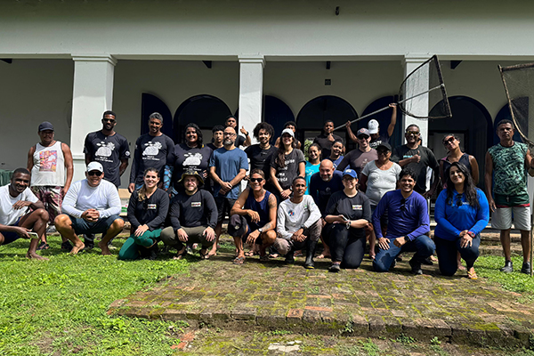 Força-tarefa removeu cerca de 5 toneladas de um coral que vem ameaçando os ecossistemas marinhos da Baía de Todos-os-Santos Força-tarefa removeu cerca de 5 toneladas de um coral que vem ameaçando os ecossistemas marinhos da Baía de Todos-os-Santos