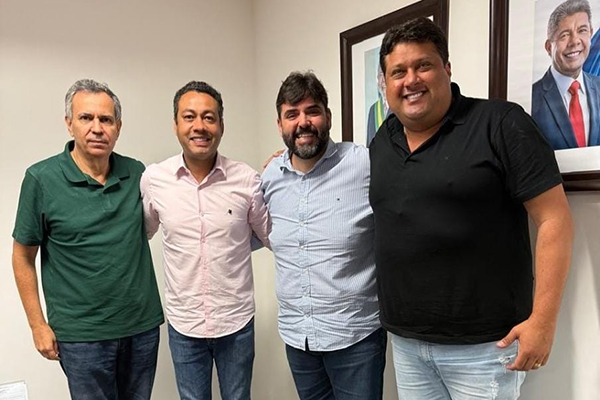 O deputado federal Félix Mendonça Júnior (PDT) com secretário estadual de Relações Institucionais, Adolpho Loyola (PT) e lideranças do PDT O deputado federal Félix Mendonça Júnior (PDT) com secretário estadual de Relações Institucionais, Adolpho Loyola (PT) e lideranças do PDT