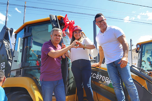 Deputado federal Félix Mendonça Jr. participou da entrega das máquinas ao lado da prefeita Keinha Jesus e do ex-prefeito Silva Neto Deputado federal Félix Mendonça Jr. participou da entrega das máquinas ao lado da prefeita Keinha Jesus e do ex-prefeito Silva Neto