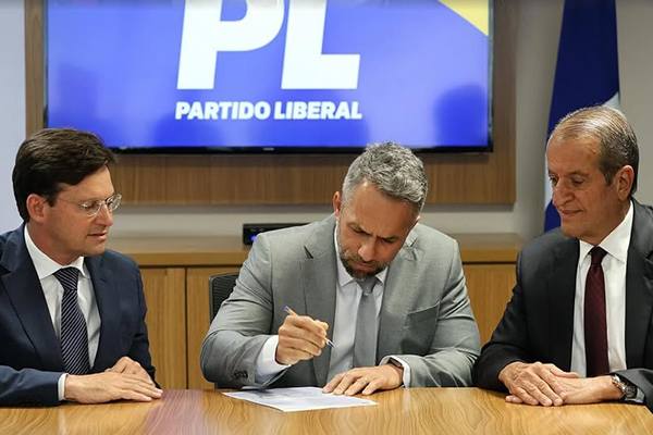 Filiação de Flávio Matos ao PL contou com as presenças de Valdemar Costa Neto e de João Roma