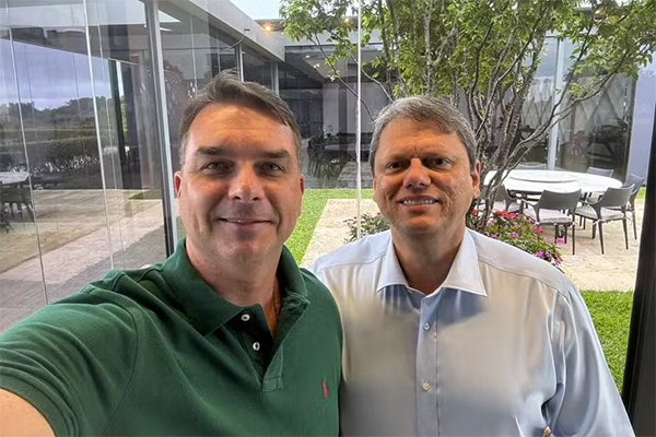 O senador Flávio Bolsonaro (PL-RJ) e o governador de SP, Tarcísio de Freitas (Republicanos) O senador Flávio Bolsonaro (PL-RJ) e o governador de SP, Tarcísio de Freitas (Republicanos)