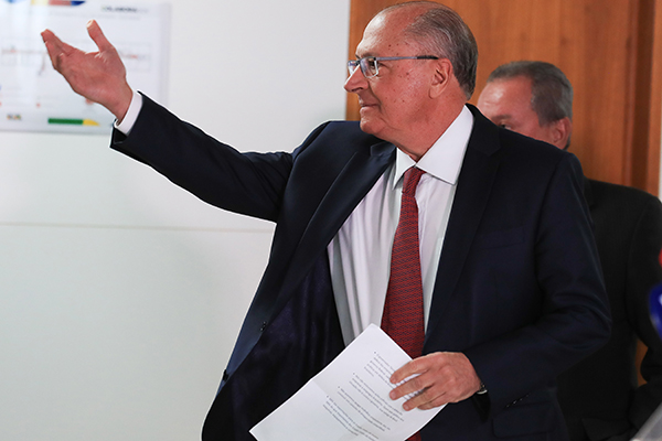 Vice-presidente Geraldo Alckmin segura anotações após encontro com empresários em Brasília Vice-presidente Geraldo Alckmin segura anotações após encontro com empresários em Brasília
