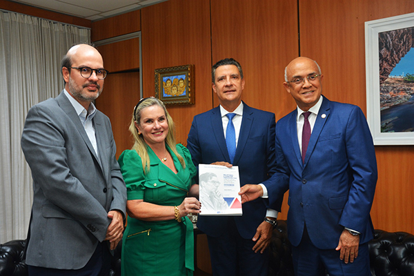 Deputada Ivana Bastos recebeu o documento do presidente do TCE, Marcus Presidio, do corregedor Gildásio Penedo Filho e do relator Inaldo Araújo Deputada Ivana Bastos recebeu o documento do presidente do TCE, Marcus Presidio, do corregedor Gildásio Penedo Filho e do relator Inaldo Araújo