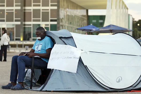O deputado federal Helio Lopes (PL-RJ) deixou o acampamento que havia iniciado em frente ao STF O deputado federal Helio Lopes (PL-RJ) deixou o acampamento que havia iniciado em frente ao STF