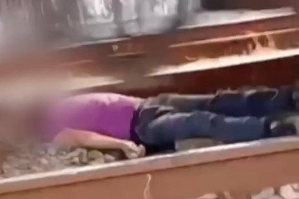 Homem deitado na linha férrea, na região metropolitana de São Paulo 