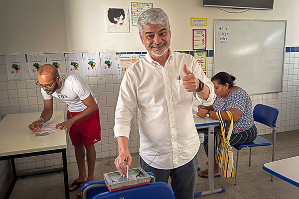 O presidente interino do PT, Humberto Costa, votou no Recife (PE), na manhã deste domingo (6) O presidente interino do PT, Humberto Costa, votou no Recife (PE), na manhã deste domingo (6)