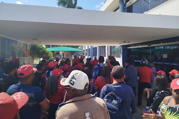 Cerca de 250 famílias organizadas pelo MST ocuparam a sede da Codevasf, em Juazeiro