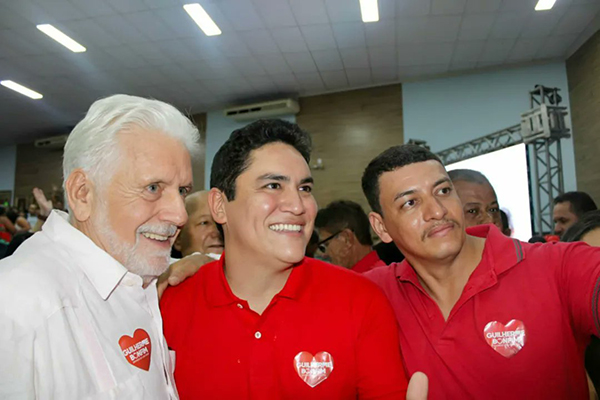 Militante petista tira foto com o senador Jaques Wagner e com Guilherme Bonfim Militante petista tira foto com o senador Jaques Wagner e com Guilherme Bonfim