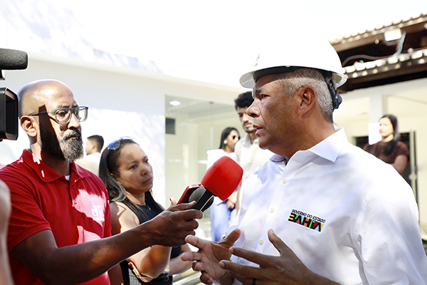 O governador Jerônimo Rodrigues (PT) concede entrevista à imprensa durante visita às obras de ampliação do aeroporto de Barreiras O governador Jerônimo Rodrigues (PT) concede entrevista à imprensa durante visita às obras de ampliação do aeroporto de Barreiras