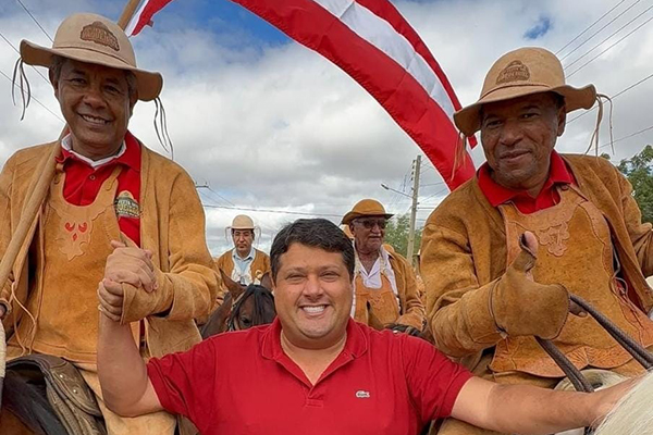 Luciano Pinheiro (PDT) com o governador Jerônimo Rodrigues (PT) Luciano Pinheiro (PDT) com o governador Jerônimo Rodrigues (PT)