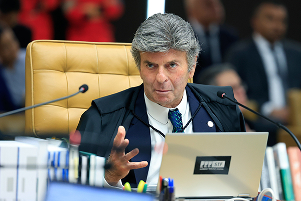 Defesas têm esperanças de que Fux vote contra a condenação e abra caminho para embargos infringentes e adie os efeitos da decisão final Defesas têm esperanças de que Fux vote contra a condenação e abra caminho para embargos infringentes e adie os efeitos da decisão final