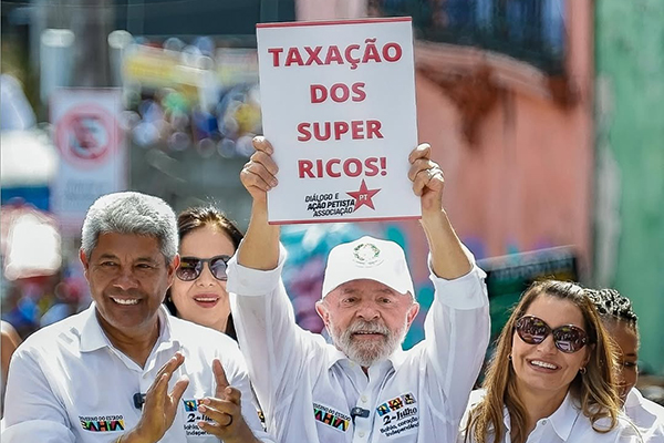 O  governador Jerônimo Rodrigues (PT), o presidente Lula (PT) e a primeira-dama Janja no desfile do 2 de Julho