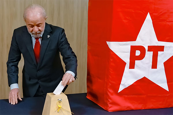 Lula vota em eleição à presidência do PT Lula vota em eleição à presidência do PT