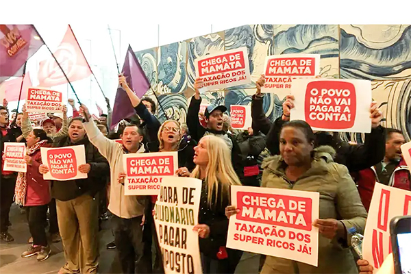 Manifestantes entraram no saguão do edifício do Itaú BBA, localizado na Faria Lima, centro financeiro da Capital paulista Manifestantes entraram no saguão do edifício do Itaú BBA, localizado na Faria Lima, centro financeiro da Capital paulista