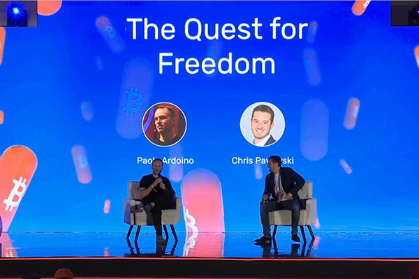 À esquerda, o CEO da empresa de criptomoedas Tether, Paolo Ardoino, e, à direita, o CEO do Rumble, Chris Pavlovski, durante evento em San Salvador