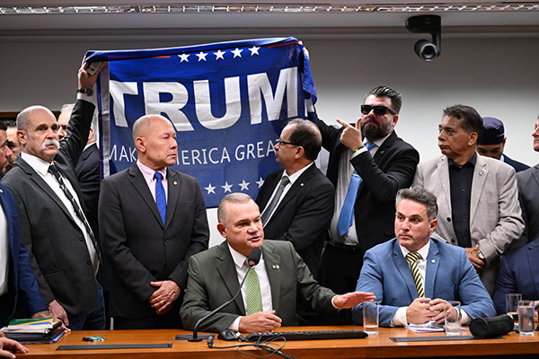 Parlamentares apoiadores de Jair Bolsonaro exaltam Donald Trump durante reunião na Câmara dos Deputados Parlamentares apoiadores de Jair Bolsonaro exaltam Donald Trump durante reunião na Câmara dos Deputados