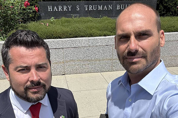 Paulo Figueiredo, neto do último presidente da ditadura, João Figueiredo, e Eduardo Bolsonaro Paulo Figueiredo, neto do último presidente da ditadura, João Figueiredo, e Eduardo Bolsonaro