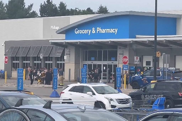 Equipes de emergência foram acionadas após várias pessoas serem esfaqueadas em um Walmart em Traverse City, no estado de Michigan (EUA) Equipes de emergência foram acionadas após várias pessoas serem esfaqueadas em um Walmart em Traverse City, no estado de Michigan (EUA)