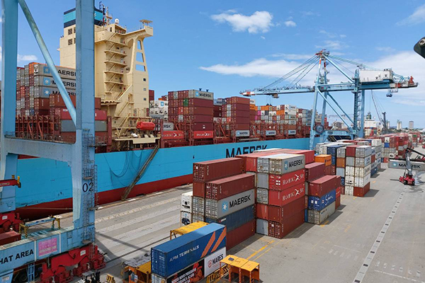 Navio é carregado com contêineres no porto de Itajaí (SC) Navio é carregado com contêineres no porto de Itajaí (SC)