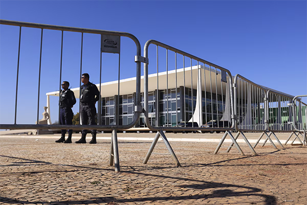 Praça dos Três Poderes foi fechada na madrugada deste sábado (26) Praça dos Três Poderes foi fechada na madrugada deste sábado (26)