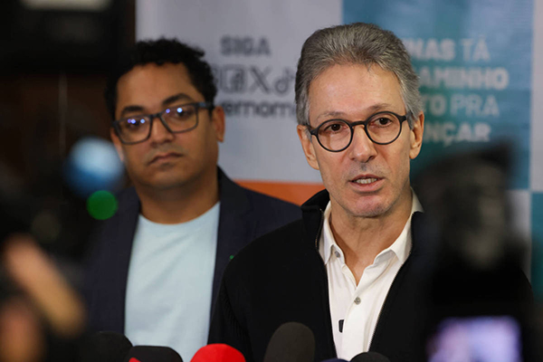 Governador Romeu Zema e ao fundo o secretário de Educação, Igor Alvarenga, durante entrevista coletiva Governador Romeu Zema e ao fundo o secretário de Educação, Igor Alvarenga, durante entrevista coletiva