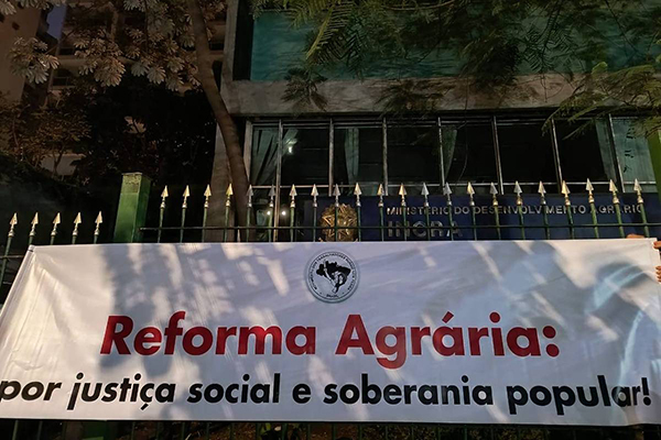 Fachada da sede do Incra em São Paulo com faixa do MST após ação Fachada da sede do Incra em São Paulo com faixa do MST após ação