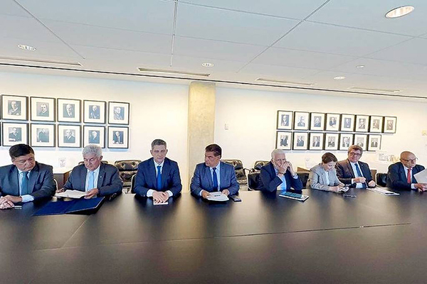 Comitiva de senadores brasileiros em reunião na Embaixada do Brasil em Washington Comitiva de senadores brasileiros em reunião na Embaixada do Brasil em Washington