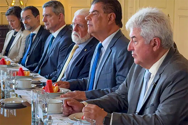 Senadores brasileiros querem que parlamentares americanos endossem um manifesto que está sendo articulado junto a empresários nos EUA Senadores brasileiros querem que parlamentares americanos endossem um manifesto que está sendo articulado junto a empresários nos EUA