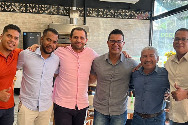 O ex-prefeito de Araci Silva Neto recebeu apoio do vereador feirense Zé Curuca (União) e de seu grupo político