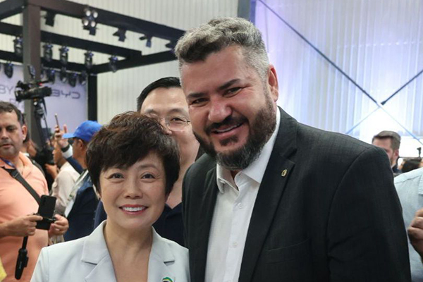A vice-presidente global da BYD, Stella Li, com o deputado estadual Júnior Muniz (PT)