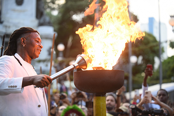 Pira do fogo simbólico foi acessa pelo cantor e mestre de capoeira Tonho Matéria Pira do fogo simbólico foi acessa pelo cantor e mestre de capoeira Tonho Matéria
