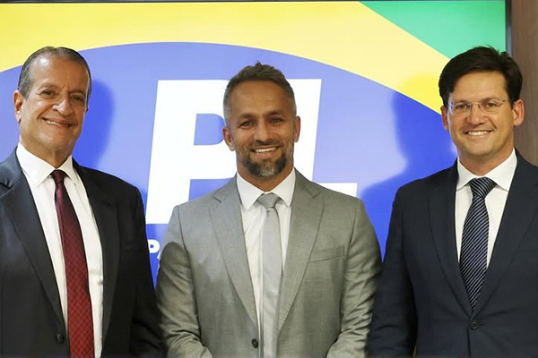 Flávio Matos, ao centro, se filiou ao PL na terça-feira (15) Flávio Matos, ao centro, se filiou ao PL na terça-feira (15)