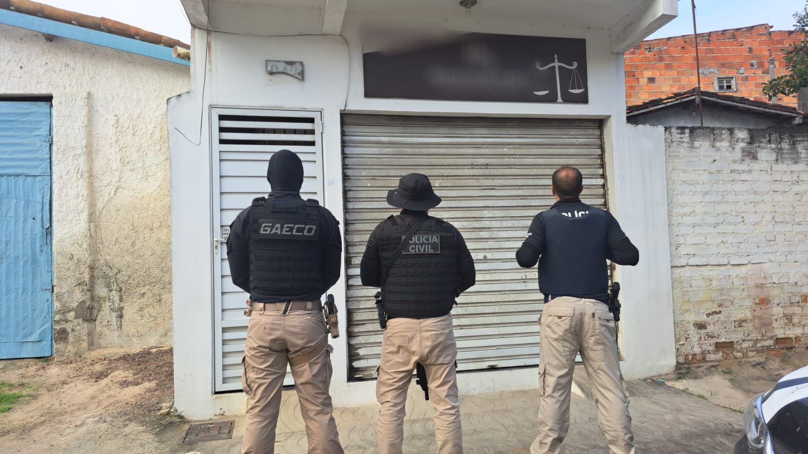 MPBA e Polícias Civil e Militar cumprem mandados de prisão e busca e apreensão contra envolvidos na fuga de detentos do estabelecimento prisional MPBA e Polícias Civil e Militar cumprem mandados de prisão e busca e apreensão contra envolvidos na fuga de detentos do estabelecimento prisional