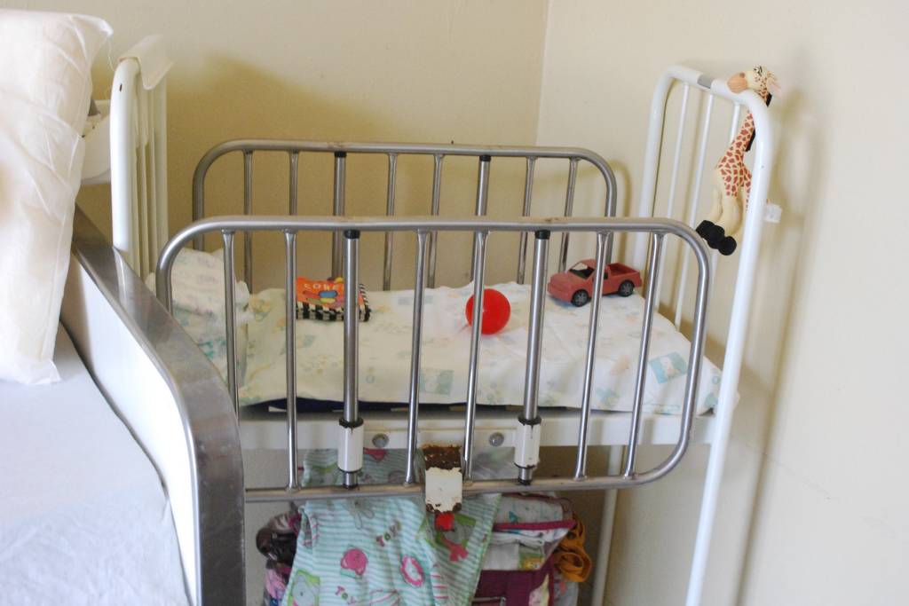 Berço com grade para bebês em cela da Penitenciária Feminina de Tupi Paulista (SP) Berço com grade para bebês em cela da Penitenciária Feminina de Tupi Paulista (SP)