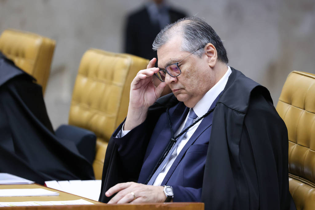 Flavio Dino em sessão no STF; ministro decidiu que mulheres vítimas de violência devem ter renda custeada pelo INSS e pelo empregador; e se for caente, recebe BPC Flavio Dino em sessão no STF; ministro decidiu que mulheres vítimas de violência devem ter renda custeada pelo INSS e pelo empregador; e se for caente, recebe BPC