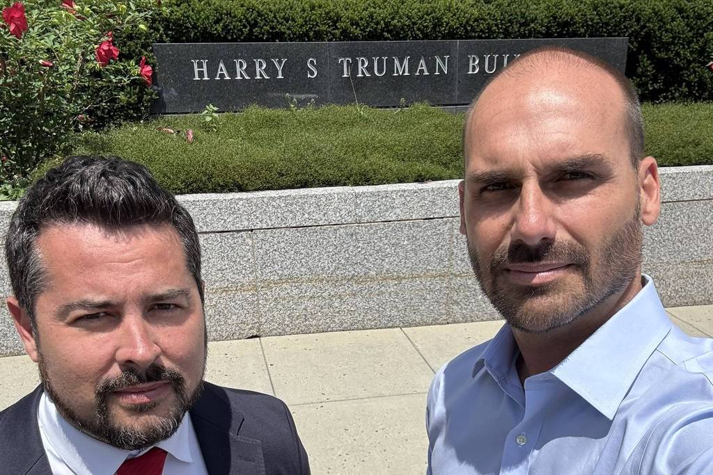 Paulo Figueiredo, neto de João Figueiredo, e Eduardo Bolsonaro em frente à sede do Departamento de Estado dos EUA Paulo Figueiredo, neto de João Figueiredo, e Eduardo Bolsonaro em frente à sede do Departamento de Estado dos EUA