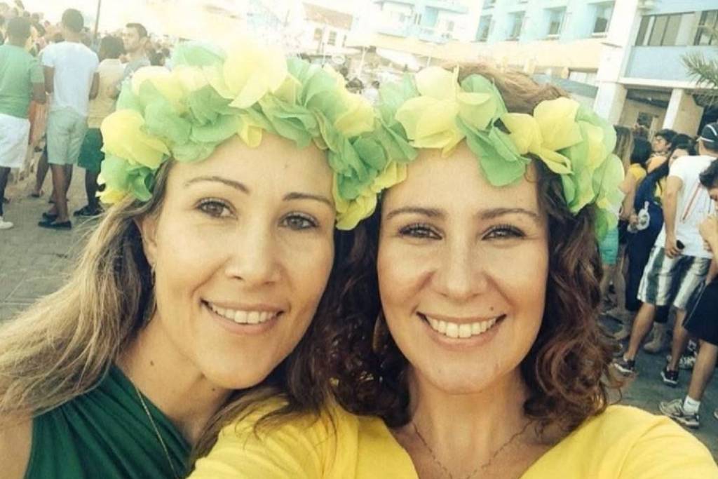 Carla Zambelli e a sua irmã Paula Zambelli em jogo da seleção brasileira na Copa do Mundo de 2014 Carla Zambelli e a sua irmã Paula Zambelli em jogo da seleção brasileira na Copa do Mundo de 2014