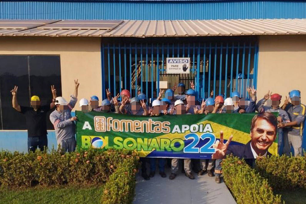 Funcionários da Fomentas (MT) seguram faixa de apoio a Bolsonaro