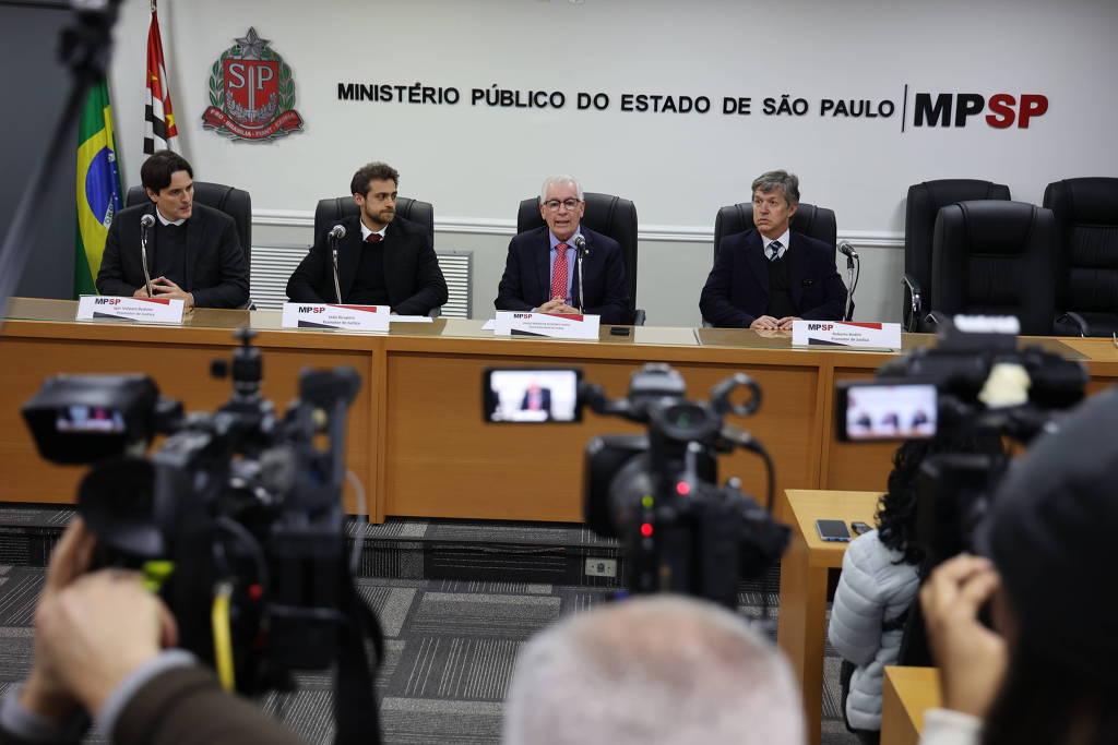 Os promotores do do MP-SP, da esquerda para direita, Igor Volpato Bedone, João Ricupero, o procurador-geral de Justiça, Paulo Sérgio de Oliveira e Costa, e o promotor Roberto Bodini durante coletiva de imprensa sobre a Operação Ícaro Os promotores do do MP-SP, da esquerda para direita, Igor Volpato Bedone, João Ricupero, o procurador-geral de Justiça, Paulo Sérgio de Oliveira e Costa, e o promotor Roberto Bodini durante coletiva de imprensa sobre a Operação Ícaro